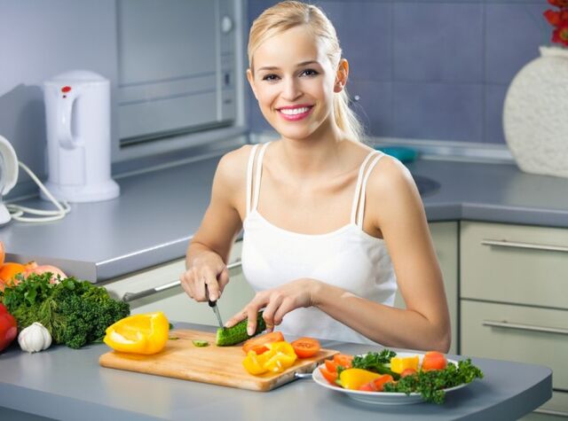 Yağsız ve sağlıklı bir vücut için sağlıklı diyet yiyecekleri hazırlamak