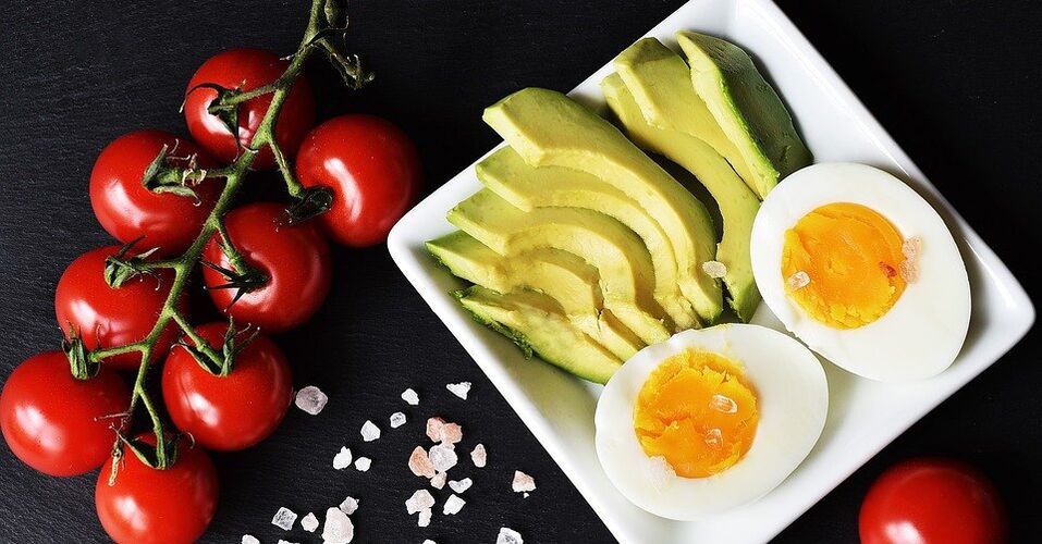 Haşlanmış yumurta, avokado ve domates